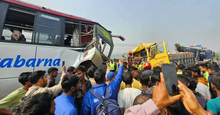ফরিদপুরে বাস-ট্রাকের সংঘর্ষ